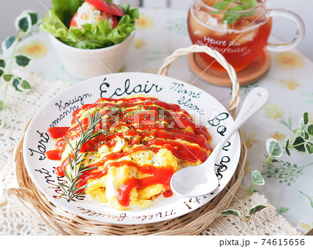 ふわとろオムライスでランチタイム 74615656