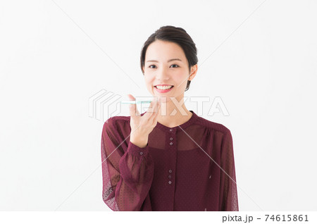 スマホを持つ女性　音声認識 74615861