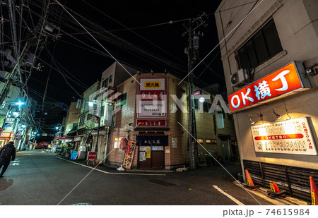 日本の東京都市景観 コロナ禍。緊急事態宣言下の飲み屋街=東京・赤羽 日本の東京都市景観 コロナ禍。緊急事態宣言下の飲み屋街=東京・赤羽 74615984