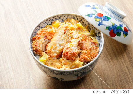白身魚の卵とじ丼 白身魚の卵とじ丼 74616051