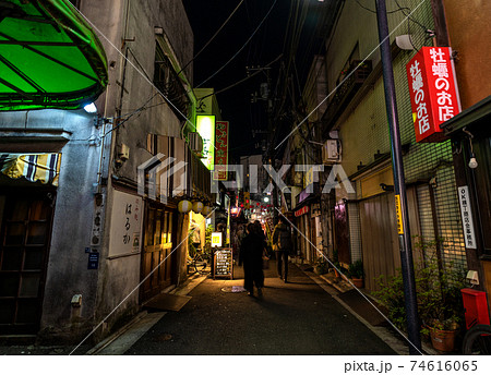 日本の東京都市景観 コロナ禍。緊急事態宣言下の飲み屋街＝東京・赤羽 74616065