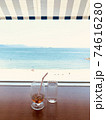 海　カフェ　景色　窓からの景色　グラス 74616280