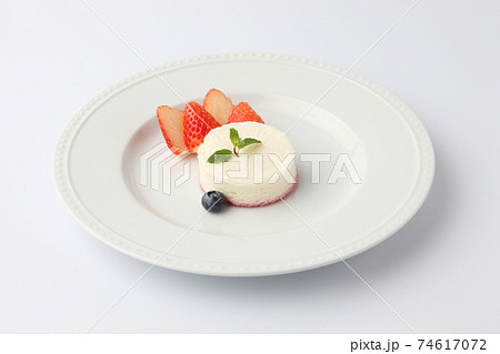 レアチーズケーキ 苺とブルーベリー 白背景 レアチーズケーキ 苺とブルーベリー 白背景 74617072