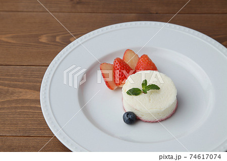 レアチーズケーキ 苺とブルーベリー 木のテーブル レアチーズケーキ 苺とブルーベリー 木のテーブル 74617074