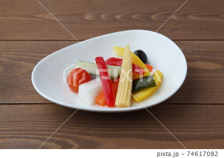 野菜のピクルス 酢漬け 木のテーブル 74617082