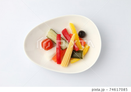 野菜のピクルス 酢漬け 白背景 74617085