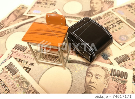 散らばる一万円札とランドセル 散らばる一万円札とランドセル 74617171