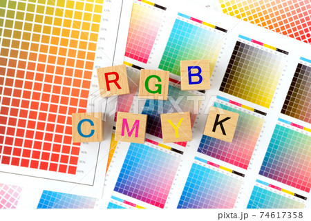 RGBとCMYKの文字ブロックとカラーチャート 74617358