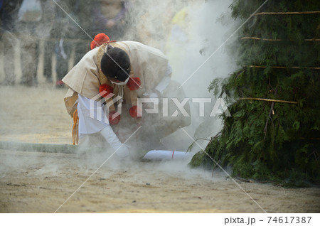 護摩炊きと修験者　増井山随願寺 74617387