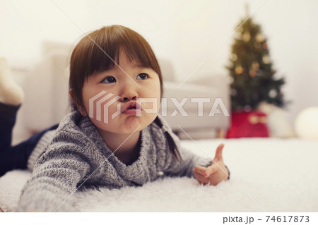 クリスマスの飾りと女の子 74617873