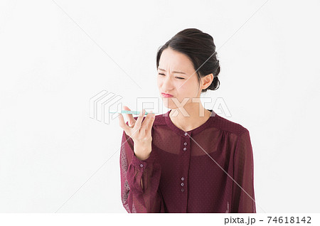 スマホを持つ女性　音声認識 74618142