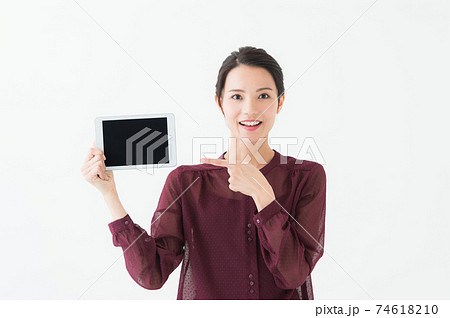 タブレット端末を持つ女性 白背景 タブレット端末を持つ女性 白背景 74618210