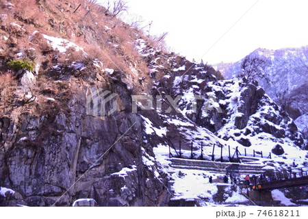 地獄谷野猿公苑の冬景色 地獄谷野猿公苑の冬景色 74618211