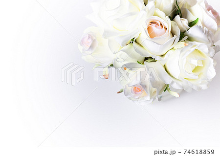 ロマンチックな淡いピンクと白い薔薇のブーケ(造花) ロマンチックな淡いピンクと白い薔薇のブーケ(造花) 74618859