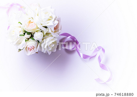 ロマンチックな淡いピンクと白い薔薇のブーケ(造花) ロマンチックな淡いピンクと白い薔薇のブーケ(造花) 74618880