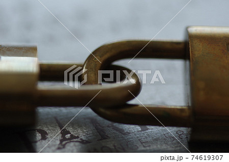 繋げた鍵（錠前） 74619307