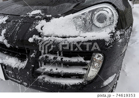着雪した車のイメージ 74619353
