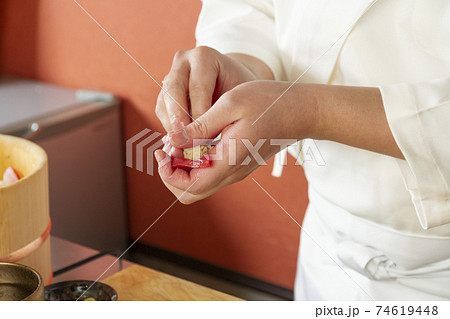 寿司を握る板前 74619448