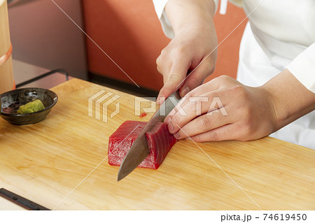 刺身を切る 刺身を切る 74619450