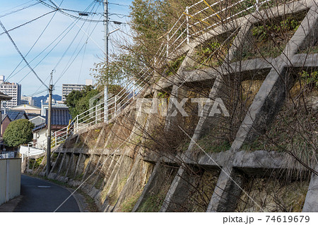 がけ崩れ防止の擁壁　災害不安　島根県松江市　 74619679