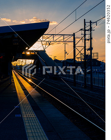 夕暮れの駅のホーム 夕暮れの駅のホーム 74620352