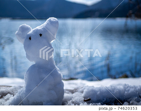 湖のほとりの雪だるま 湖のほとりの雪だるま 74620353