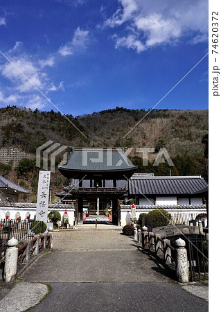 岡山県下最古の木造塔建築の塔がある真言宗のお寺 長福寺 鐘楼門の写真素材 74620372 Pixta