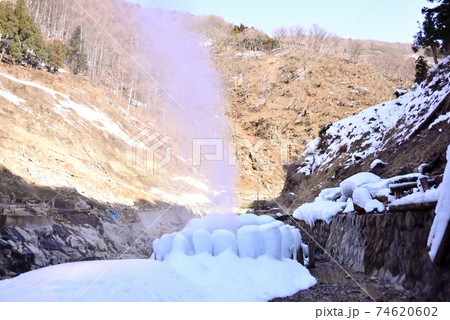 地獄谷噴泉と周囲の氷壁・氷柱 地獄谷噴泉と周囲の氷壁・氷柱 74620602