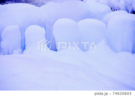 地獄谷噴泉の噴気が凍りついた氷の柱の写真素材