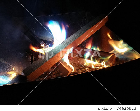 キャンプ場で焚火 キャンプ場で焚火 74620923