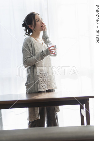 寝起きにあくびをする女性 寝起きにあくびをする女性 74620963