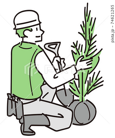 スコップを持って植樹作業をしている造園業の男性 74621265