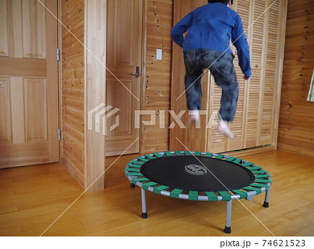 室内トランポリンで運動する子ども 後ろ姿 の写真素材