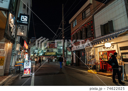 日本の東京都市景観 コロナ禍。緊急事態宣言下の飲み屋街＝東京・赤羽 74622025