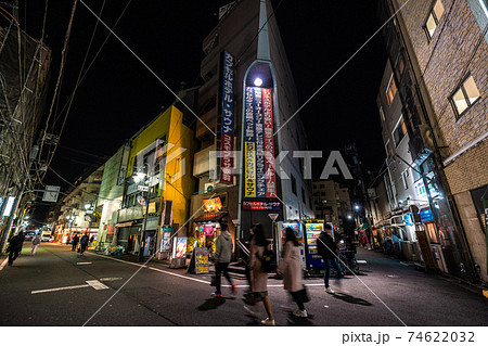 日本の東京都市景観 コロナ禍。緊急事態宣言下の飲み屋街＝東京・赤羽 74622032