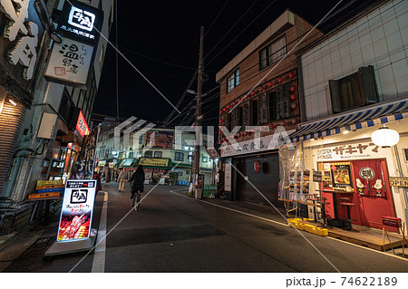 日本の東京都市景観 コロナ禍。緊急事態宣言下の飲み屋街＝東京・赤羽 74622189