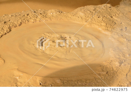 泡立つ湯泥（別府地獄 かまど地獄(四丁目)／大分県別府市） 74622975