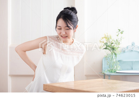 腰痛の女性 74623015