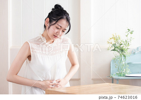 腹痛の女性 74623016