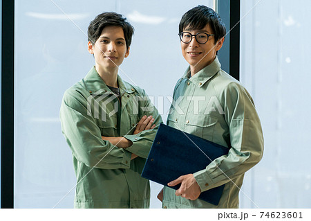 現場作業服の男性 74623601