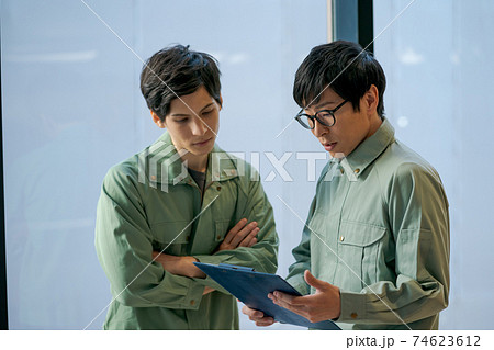 現場作業服の男性 74623612