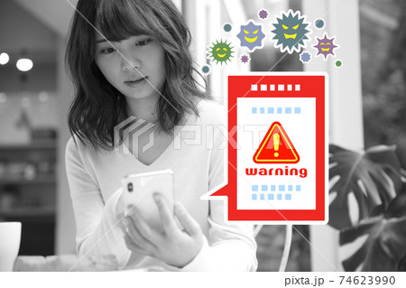 スマホがウイルスに感染して困る女性のイメージ スマホがウイルスに感染して困る女性のイメージ 74623990
