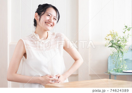 腹痛が治った女性 74624389