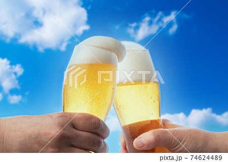 青空とビールの乾杯 青空とビールの乾杯 74624489