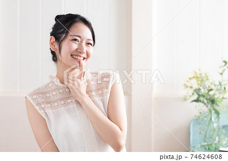 考える・唇が治った女性 考える・唇が治った女性 74624608