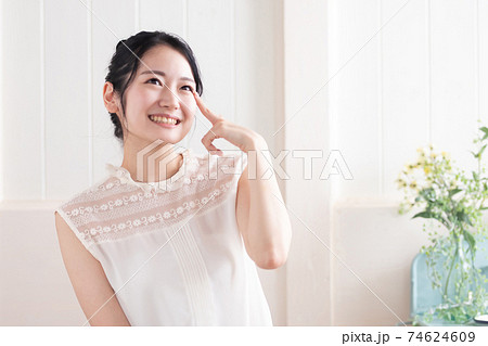 目が治った女性 目が治った女性 74624609