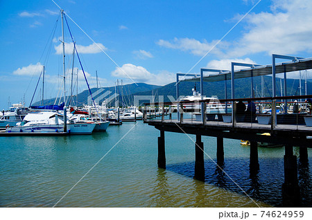 ケアンズの港にある桟橋 74624959