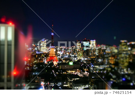 世界貿易センタービル展望台からの夜景 満月の日の東京タワーの写真素材