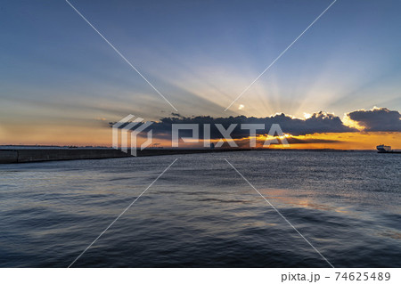 川崎・東扇島から眺める朝日 川崎・東扇島から眺める朝日 74625489