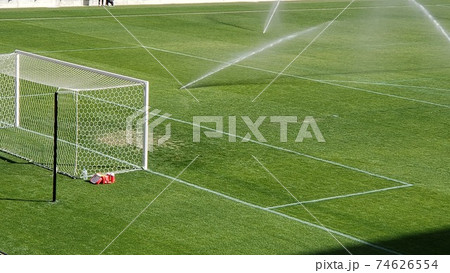 サッカースタジアム ハーフタイムのピッチ ゴール前 散水 芝の養生 つかの間の休息 前半終了 蹴球の写真素材
